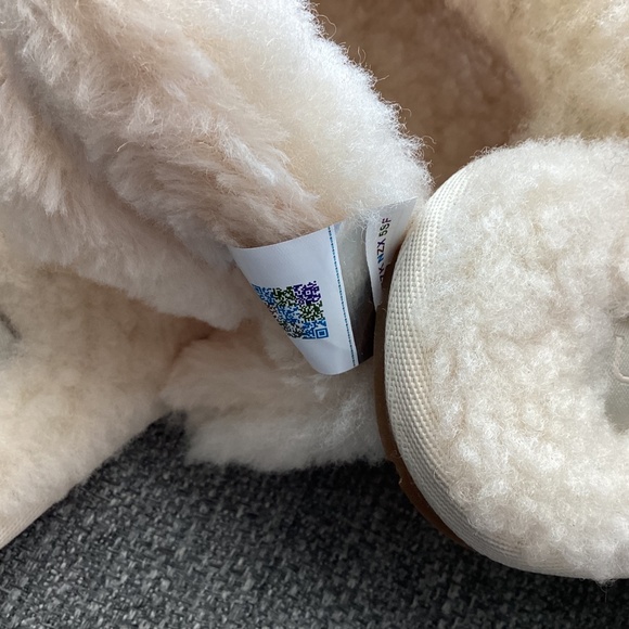 UGG® Maxi Curly Genuine Shearling Scuffetta Slipper (Women) 7M - Picture 6 of 13